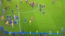 Batshuayi, calcio ad un tifoso dopo Trabzonspor-Fenerbahçe | VIDEO