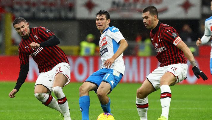 Hirving Lozano circondato da rossoneri in Milan-Napoli del 23 novembre 2019 (credits: GETTY Images) 