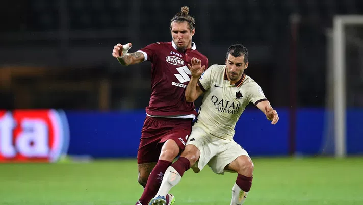 TURIN, ITALY - JULY 29:  Vojnovic Lyanco (L) of Torino FC competes with Henrikh Mkhitaryan of AS Roma during the Serie A match between Torino FC and  AS Roma at Stadio Olimpico di Torino on July 29, 2020 in Turin, Italy.  (Photo by Valerio Pennicino/Getty Images)