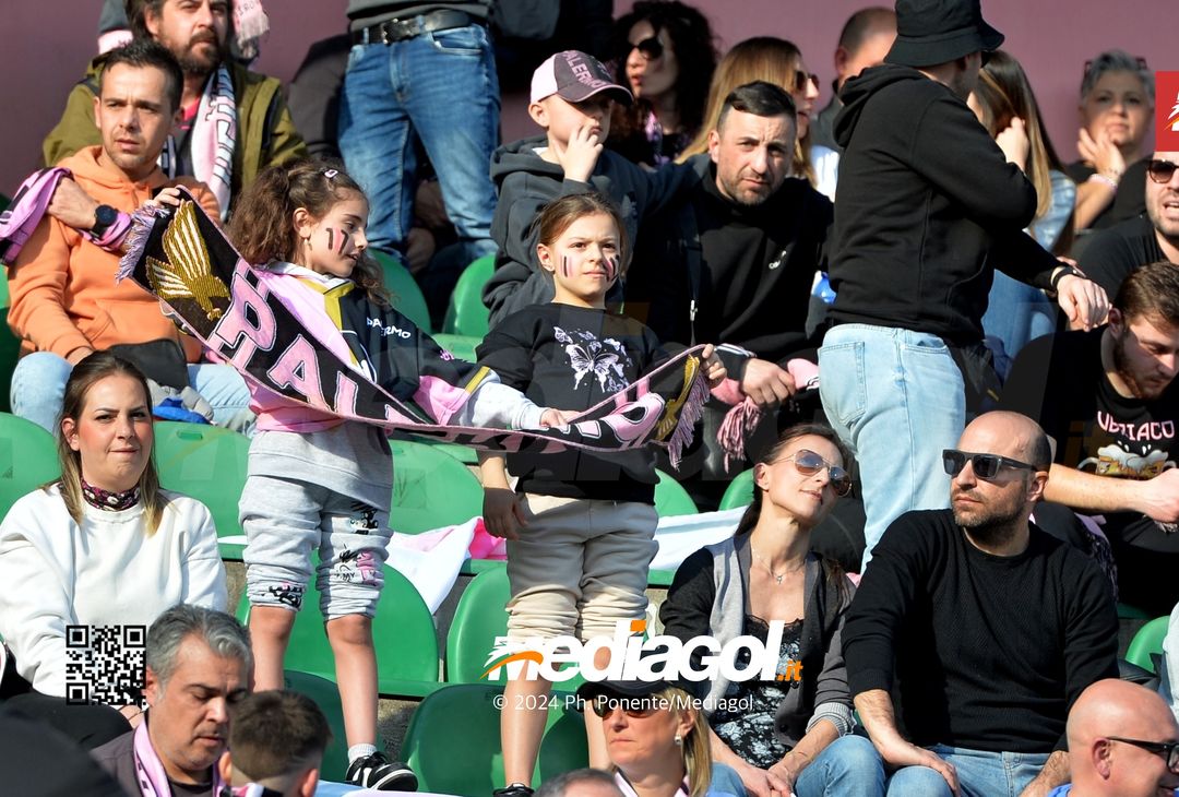 FOTOTIFO Palermo-Como 3-0, gli scatti ai tifosi al “Renzo Barbera” (GALLERY) - immagine 101