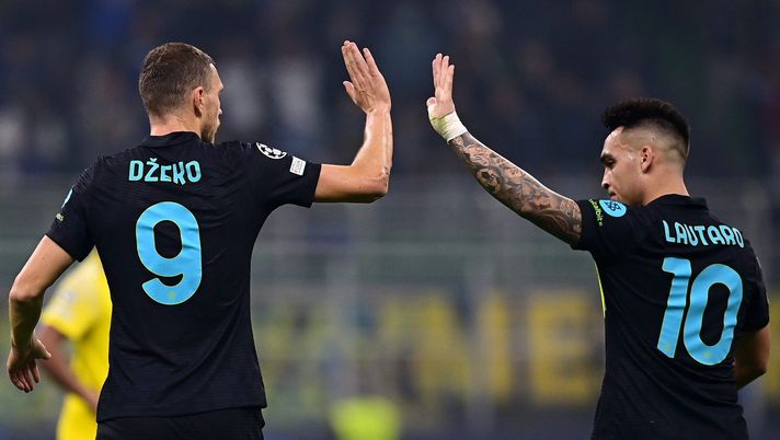 MILAN, ITALY - OCTOBER 19: Edin Dzeko of FC Internazionale celebrates with Lautaro Martinez after scoring their team's first goal during the UEFA Champions League group D match between FC Internazionale and FC Sheriff at Giuseppe Meazza Stadium on October 19, 2021 in Milan, Italy. (Photo by Mattia Ozbot - Inter/Getty Images) MILAN, ITALY - OCTOBER 19: Edin Dzeko of FC Internazionale celebrates with Lautaro Martinez after scoring their team's first goal during the UEFA Champions League group D match between FC Internazionale and FC Sheriff at Giuseppe Meazza Stadium on October 19, 2021 in Milan, Italy. (Photo by Mattia Ozbot - Inter/Getty Images)