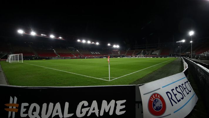 ALKMAAR, NETHERLANDS - DECEMBER 03: General view inside the stadium prior to the UEFA Europa League Group F stage match between AZ Alkmaar and SSC Napoli at AFAS-Stadium on December 03, 2020 in Alkmaar, Netherlands. Sporting stadiums around Netherlands remain under strict restrictions due to the Coronavirus Pandemic as Government social distancing laws prohibit fans inside venues resulting in games being played behind closed doors. (Photo by Dean Mouhtaropoulos/Getty Images) ALKMAAR, NETHERLANDS - DECEMBER 03: General view inside the stadium prior to the UEFA Europa League Group F stage match between AZ Alkmaar and SSC Napoli at AFAS-Stadium on December 03, 2020 in Alkmaar, Netherlands. Sporting stadiums around Netherlands remain under strict restrictions due to the Coronavirus Pandemic as Government social distancing laws prohibit fans inside venues resulting in games being played behind closed doors. (Photo by Dean Mouhtaropoulos/Getty Images)