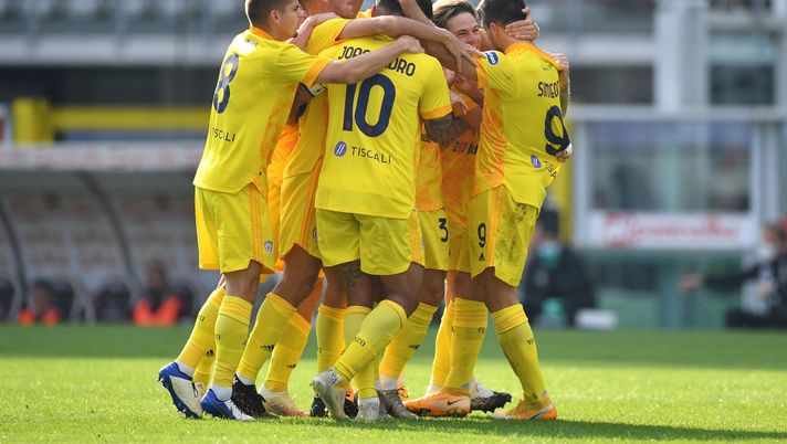 TURIN, ITALY - OCTOBER 18: Giovanni Simeone (R) of Cagliari Calcio celebrates a goal with team mates during the Serie A match between Torino FC and Cagliari Calcio at Stadio Olimpico di Torino on October 18, 2020 in Turin, Italy. (Photo by Valerio Pennicino/Getty Images) TURIN, ITALY - OCTOBER 18: Giovanni Simeone (R) of Cagliari Calcio celebrates a goal with team mates during the Serie A match between Torino FC and Cagliari Calcio at Stadio Olimpico di Torino on October 18, 2020 in Turin, Italy. (Photo by Valerio Pennicino/Getty Images)