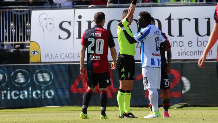 CAGLIARI, ITALY - APRIL 30: Sulley Muntari of Pescara react with the supporters during the Serie A match between Cagliari Calcio and Pescara Calcio at Stadio Sant'Elia on April 30, 2017 in Cagliari, Italy.  (Photo by Enrico Locci/Getty Images) 