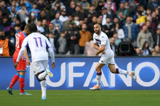 NAPLES, ITALY - APRIL 10: Arthur Cabral of Fiorentina celebrates after scoring their sides third goal during the Serie A match between SSC Napoli and ACF Fiorentina at Stadio Diego Armando Maradona on April 10, 2022 in Naples, Italy. (Photo by Francesco Pecoraro/Getty Images) Graziani: “Jovic ha qualità, con lui e Cabral la strada è quella buona”- immagine 2