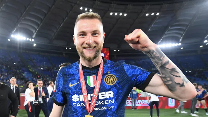 ROME, ITALY - MAY 11: Milan Skriniar of FC Internazionale celebrates after victory in the Coppa Italia Final match between Juventus and FC Internazionale at Stadio Olimpico on May 11, 2022 in Rome, Italy. (Photo by Francesco Pecoraro/Getty Images)