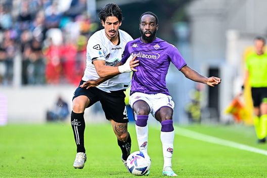 LA SPEZIA, ITALY - OCTOBER 30: Dimitrios Nikolaou of Spezia (L) and Jonathan Ikoné of Fiorentina vie for the ball during the Serie A match between Spezia Calcio and ACF Fiorentina at Stadio Alberto Picco on October 30, 2022 in La Spezia, Italy. (Photo by Simone Arveda/Getty Images) Sabiri, Boga, Pereyra: “Questa è pazzia! Pazzia? Questo è il calciomercato!”- immagine 3