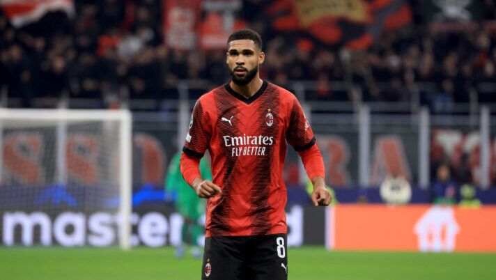 MILAN, ITALY - NOVEMBER 07: Ruben Loftus-Cheek of AC Milan looks on during the UEFA Champions League match between AC Milan and Paris Saint-Germain at Stadio Giuseppe Meazza on November 07, 2023 in Milan, Italy. (Photo by Giuseppe Cottini/AC Milan via Getty Images) Difficile tenerli fuori: cinque centrocampisti per la 12a giornata al fantacalcio - immagine 1