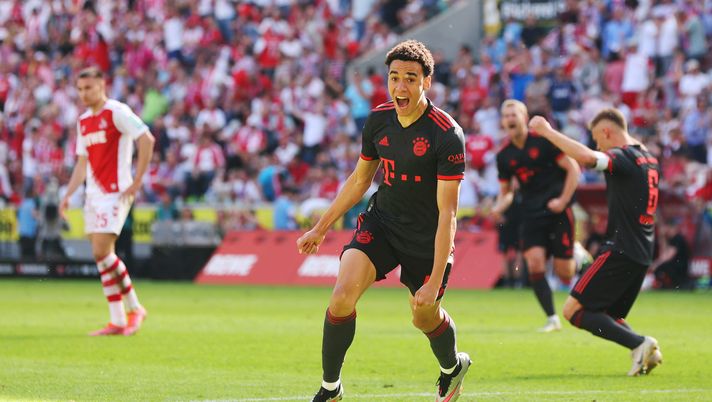 COLOGNE, GERMANY - MAY 27: Jamal Musiala of FC Bayern Munich celebrates after scoring the team's second goal during the Bundesliga match between 1. FC Köln and FC Bayern München at RheinEnergieStadion on May 27, 2023 in Cologne, Germany. (Photo by Alexander Hassenstein/Getty Images) | AC Milan News Jamal Musiala, attaccante del Bayern Monaco