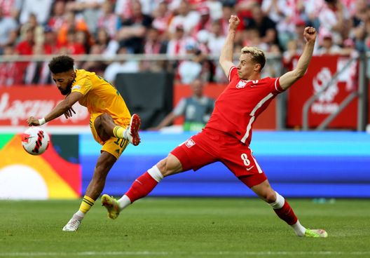 WROCLAW, POLAND - JUNE 01: Szymon Zurkowski (R) of Poland challenges Sorba Thomas of Wales during the UEFA Nations League League A Group 4 match between Poland and Wales at Tarczynski Arena on June 01, 2022 in Wroclaw, Poland. (Photo by Martin Rose/Getty Images) Spezia, Gotti può sorridere: ecco Zurkowski a centrocampo- immagine 2