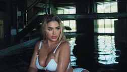 Bianca Gascoigne incanta il web in versione “water baby”: che curve in piscina