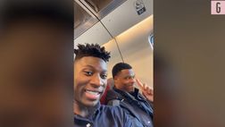 VIDEO Inter, siparietto Dumfries e Onana: guardano PSV-Ajax in treno e si “sfottono”