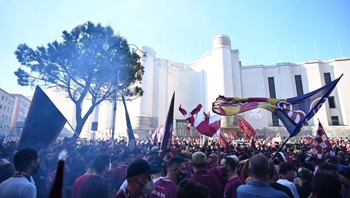 PESCARA, ITALY - MAY 10: US Salernitana supporters celebrate the promotion into Lega Serie A after the Serie B match between Pescara Calcio and US Salernitana at Adriatico Stadium on May 10, 2021 in Pescara, Italy.  (Photo by Francesco Pecoraro/Getty Images) 
