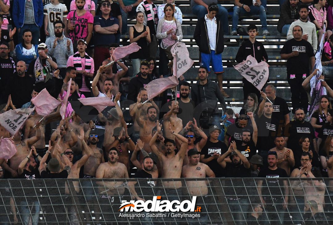  VENICE, ITALY - APRIL 27:  Fans of US Citta di Palermo during the serie B match between Venezia FC and US Citta di Palermo at Stadio Pier Luigi Penzo on April 27, 2018 in Venice, Italy.  (Photo by Alessandro Sabattini/Getty Images) 
