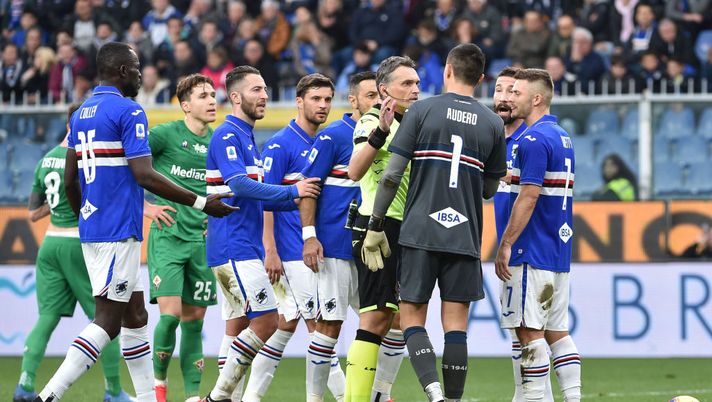 GENOA, ITALY - FEBRUARY 16: Sampdoria players protest to referee Irrati during the Serie A match between UC Sampdoria and  ACF Fiorentina at Stadio Luigi Ferraris on February 16, 2020 in Genoa, Italy. (Photo by Paolo Rattini/Getty Images) 