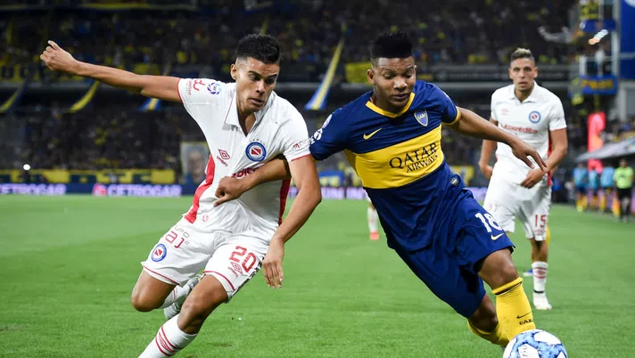 BUENOS AIRES, ARGENTINA - NOVEMBER 30:  Frank Fabra of Boca Juniors fights for the ball with Fausto Vera of Argentinos Juniors during a match between Boca Juniors and Argentinos Juniors as part of Superliga 2019/20 at Estadio Alberto J. Armando on November 30, 2019 in Buenos Aires, Argentina. (Photo by Marcelo Endelli/Getty Images)