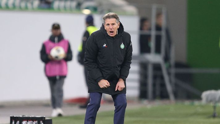 WOLFSBURG, GERMANY - DECEMBER 12: Claude Puel, head coach of AS Saint-Etienne shouts instructions during the UEFA Europa League group I match between VfL Wolfsburg and AS Saint-Etienne at Volkswagen Arena on December 12, 2019 in Wolfsburg, Germany. (Photo by Cathrin Mueller/Getty Images) 