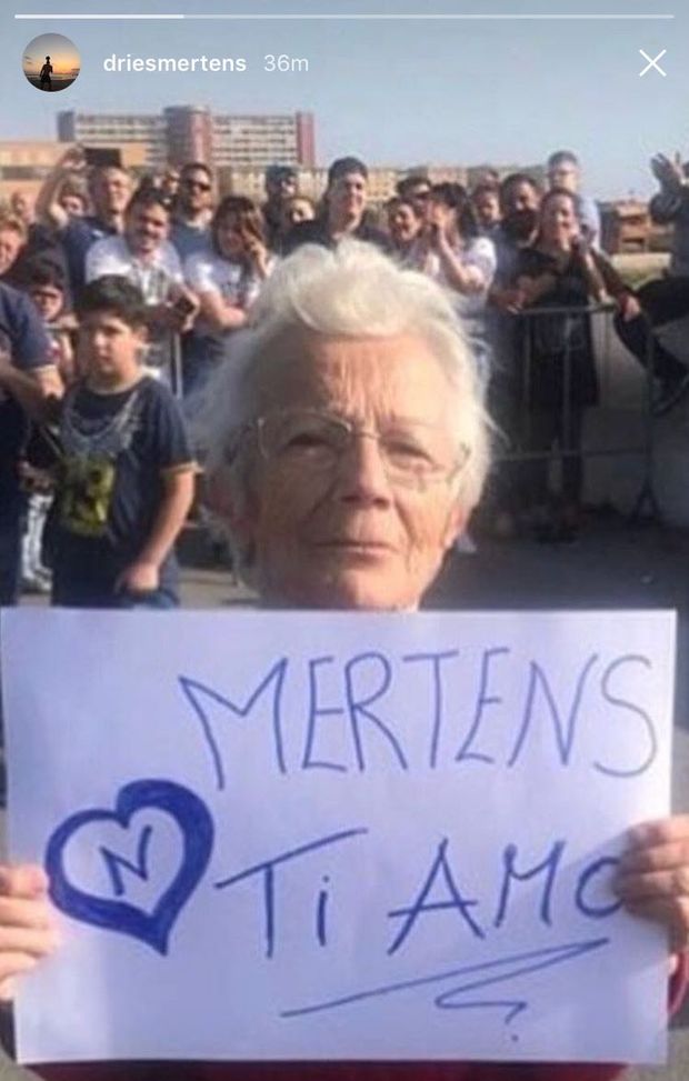 Mertens e Napoli, amore senza età! La tifosa speciale si dichiara, lui ricambia: “Anch’io ti amo…” Mertens e Napoli, amore senza età! La tifosa speciale si dichiara, lui ricambia: “Anch’io ti amo…”