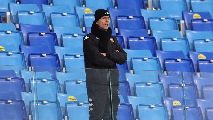 NAPLES, ITALY - FEBRUARY 28: Filippo Inzaghi, Head Coach of Benevento Calcio looks on from the stand during the Serie A match between SSC Napoli and Benevento Calcio at Stadio Diego Armando Maradona on February 28, 2021 in Naples, Italy. Sporting stadiums around Italy remain under strict restrictions due to the Coronavirus Pandemic as Government social distancing laws prohibit fans inside venues resulting in games being played behind closed doors. (Photo by Francesco Pecoraro/Getty Images) Inzaghi: “Il Napoli gioca il miglior calcio d’Europa. Sono stato vicino al club…” - immagine 1