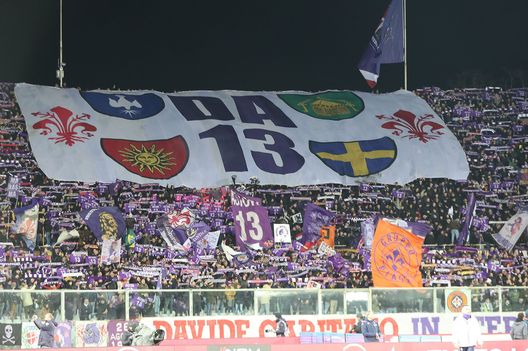 FLORENCE, ITALY - MARCH 04: Banner in memory of Davide Astori former giorcatore of ACF Fiorentina who died on 04.03.2018 during the Serie A match between ACF Fiorentina and AC MIlan at Stadio Artemio Franchi on March 4, 2023 in Florence, Italy. (Photo by Gabriele Maltinti/Getty Images) Jovic raddoppia e il Franchi s’illumina… d’immenso- immagine 3