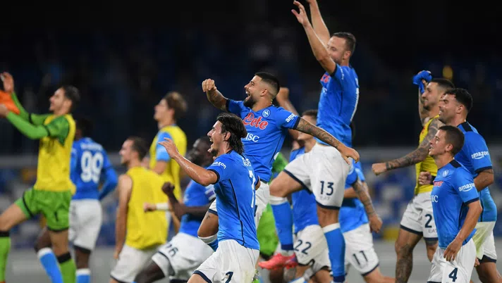 NAPLES, ITALY - SEPTEMBER 26: SSC Napoli players celebrate the victory after the Serie A match between SSC Napoli and Cagliari Calcio at Stadio Diego Armando Maradona on September 26, 2021 in Naples, Italy. (Photo by Francesco Pecoraro/Getty Images)