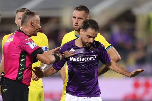 FLORENCE, ITALY - OCTOBER 22: Paolo Valeri referee gestures and Giacomo Bonaventura of ACF Fiorentina reacts during the Serie A match between ACF Fiorentina and FC Internazionale at Stadio Artemio Franchi on October 22, 2022 in Florence, Italy. (Photo by Gabriele Maltinti/Getty Images) Cassano: “Valeri una cosa scandalosa. Deve essere fermato per cinque giornate”- immagine 2