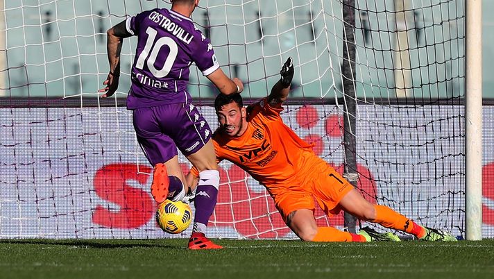 FLORENCE, ITALY - NOVEMBER 22: Lorenzo Montipo' of Benevento Calcio in action against Gaetano Castrovilli of ACF Fiorentina during the Serie A match between ACF Fiorentina and Benevento Calcio at Stadio Artemio Franchi on November 22, 2020 in Florence, Italy. (Photo by Gabriele Maltinti/Getty Images) FLORENCE, ITALY - NOVEMBER 22: Lorenzo Montipo' of Benevento Calcio in action against Gaetano Castrovilli of ACF Fiorentina during the Serie A match between ACF Fiorentina and Benevento Calcio at Stadio Artemio Franchi on November 22, 2020 in Florence, Italy. (Photo by Gabriele Maltinti/Getty Images)