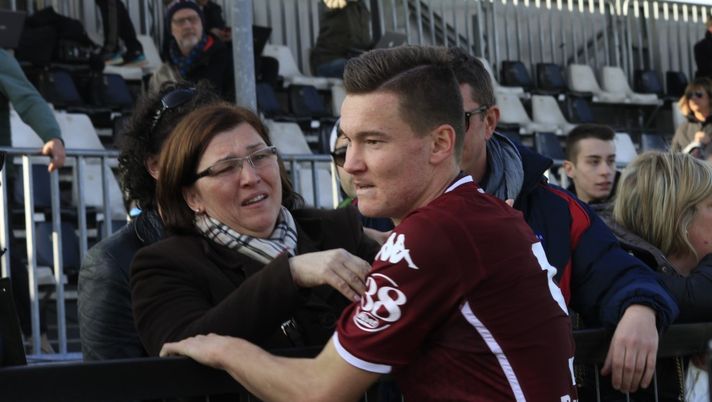 Mihael Onisa esulta con la mamma Mihaela dopo la vittoria nel derby Primavera 