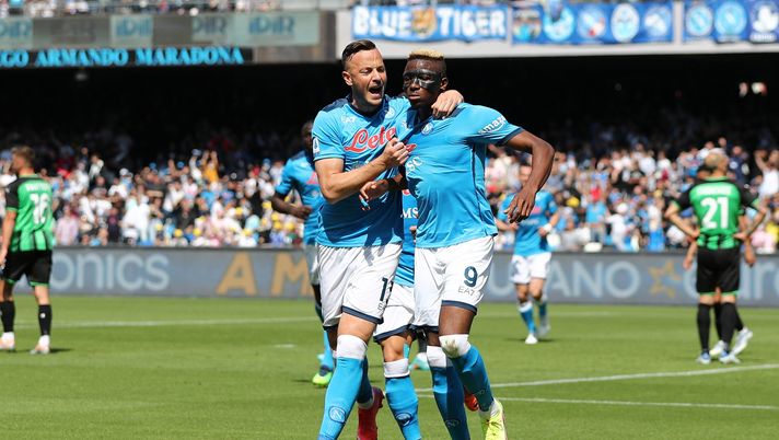 NAPLES, ITALY - APRIL 30: Victor Osimhen of SSC Napoli celebrates after scoring the 2-0 goal during the Serie A match between SSC Napoli and US Sassuolo at Stadio Diego Armando Maradona on April 30, 2022 in Naples, Italy. (Photo by Francesco Pecoraro/Getty Images) Osimhen è sul mercato? ADL attende offerte ma per adesso è tutto bloccato – CdS - immagine 1