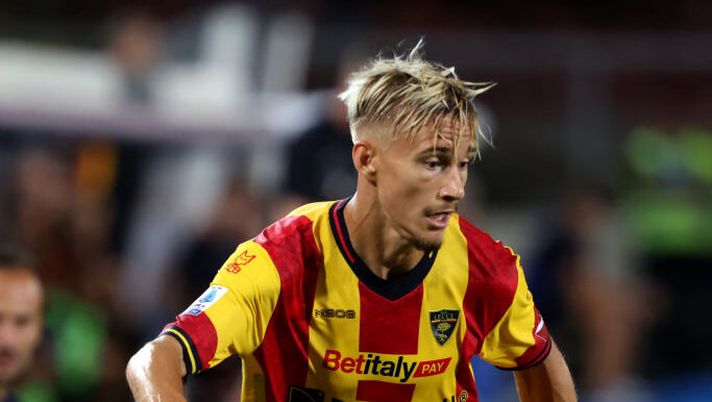 LECCE, ITALY - SEPTEMBER 22: Pontus Almqvist of Lecce in action during the Serie A TIM match between US Lecce and Genoa CFC at Stadio Via del Mare on September 22, 2023 in Lecce, Italy. (Photo by Maurizio Lagana/Getty Images) Lecce, Almqvsit non convocato per il Frosinone. D’Aversa: “Condizioni da rivalutare” - immagine 1
