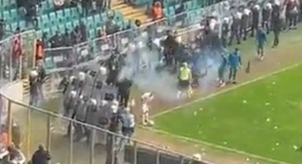 Turchia, giocatore del Bursaspor preso per il collo dal Mister avversario: l’arbitro non vede nulla…- immagine 2