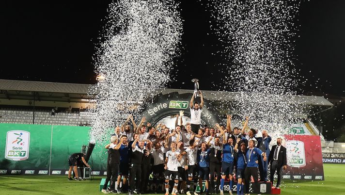 LA SPEZIA, ITALY - AUGUST 20: Players of ASC Spezia celebrate promotion to Serie A during the Serie B Playoff Final second leg match between Spezia Calcio and Frosinone Calcioon August 20, 2020 in La Spezia, Italy.  (Photo by Gabriele Maltinti/Getty Images for Lega Serie B)