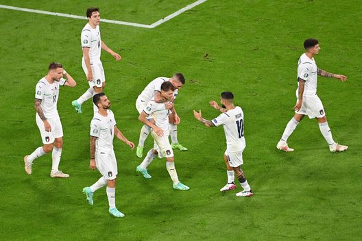 L'Italia festeggia il gol di Barella contro il Belgio L'Italia festeggia il gol di Barella contro il Belgio