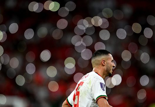 DOHA, QATAR - NOVEMBER 27: Romain Saiss of Morocco looks on during the FIFA World Cup Qatar 2022 Group F match between Belgium and Morocco at Al Thumama Stadium on November 27, 2022 in Doha, Qatar. (Photo by Clive Mason/Getty Images) “Ma perché un si compra noi?” – Saiss (Marocco)- immagine 2
