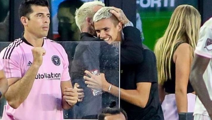 Griffe e pettinature audaci: Romeo Beckham si consolida nel settore della moda 