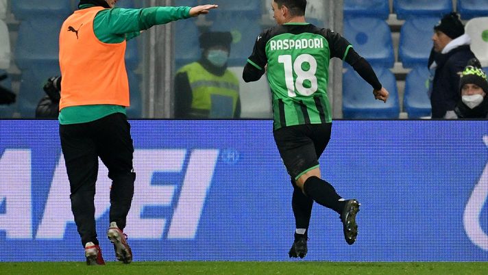 REGGIO NELL'EMILIA, ITALY - DECEMBER 12: Giacomo Raspadori of US Sassuolo celebrates after scoring the second goal of his team with his teammate sduring the Serie A match between US Sassuolo and SS Lazio at Mapei Stadium - Citta' del Tricolore on December 12, 2021 in Reggio nell'Emilia, Italy. (Photo by Marco Rosi/Getty Images) Pagelle Sassuolo – Lazio 2-1: Raspadori sigla la rimonta neroverde – Voti Fantacalcio - immagine 1