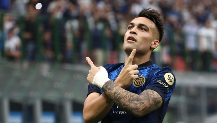 MILAN, ITALY - SEPTEMBER 25: Lautaro Martinez of FC Internazionale celebrates after scoring the opening goal during the Serie A match between FC Internazionale and Atalanta BC at Stadio Giuseppe Meazza on September 25, 2021 in Milan, Italy. (Photo by Marco Luzzani/Getty Images) Marchegiani: “Questa è la coppia d’attacco dell’Inter, ci sono pochi dubbi” - immagine 1
