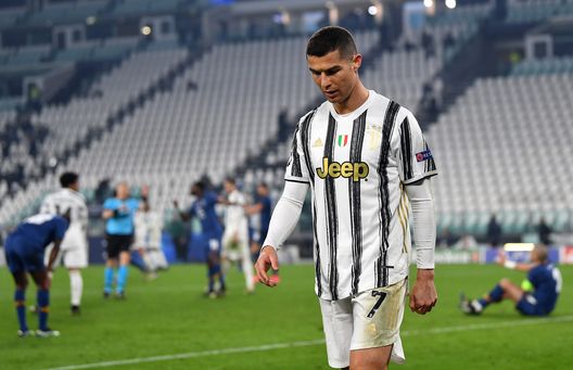 Cristiano Ronaldo deluso dopo l'eliminazione dalla Champions League contro il Porto Cristiano Ronaldo deluso dopo l'eliminazione dalla Champions League contro il Porto