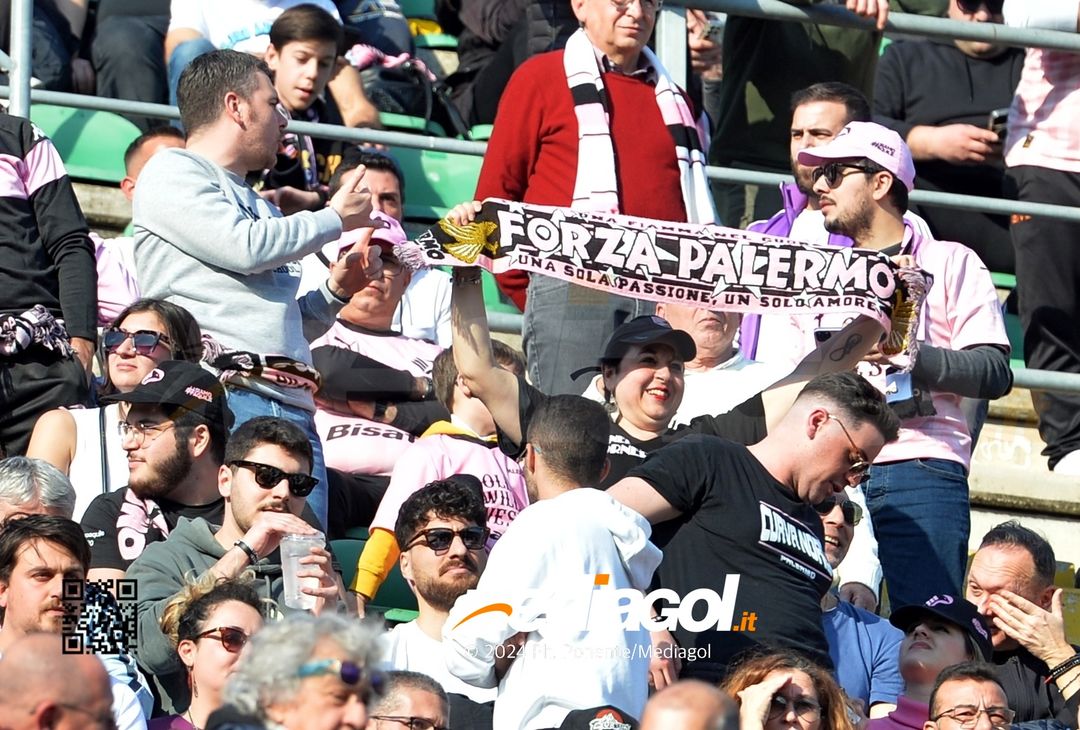 FOTOTIFO Palermo-Como 3-0, gli scatti ai tifosi al “Renzo Barbera” (GALLERY) - immagine 108