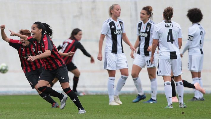 VARESE, ITALY - NOVEMBER 04:  De Moraes Rosa Moreno Thaisa of AC Milan celebrates after scoring the opening goal during the Serie A match between AC Milan Femminile and Juventus Women on November 4, 2018 in Varese, Italy.  (Photo by Juventus FC/Juventus FC via Getty Images) 