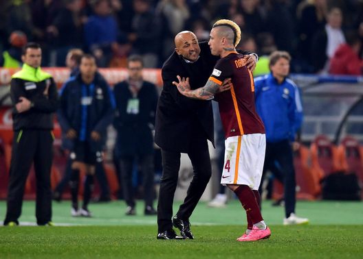 Luciano Spalletti and Radja Nainggolan (Photo by Luciano Rossi/AS Roma via Getty Images) Nainggolan: “Spalletti e il Napoli meritano lo scudetto. Sul caso della Juventus…”- immagine 2