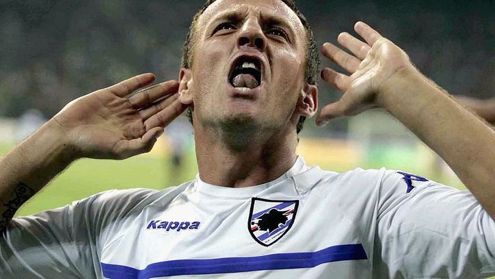 MILAN, ITALY ? SEPTEMBER 16: Francesco Flachi of Sampdoria celebrates after scoring a goal during the Seria A match between Inter Milan and Sampdoria at San Siro Stadium on September 16 2006 in Milan ,Italy. (Photo by New Press/Getty Images) Flachi, si ricomincia: “Mi alleno 4 volte la settimana – Giampaolo conosce bene la Samp…” - immagine 1