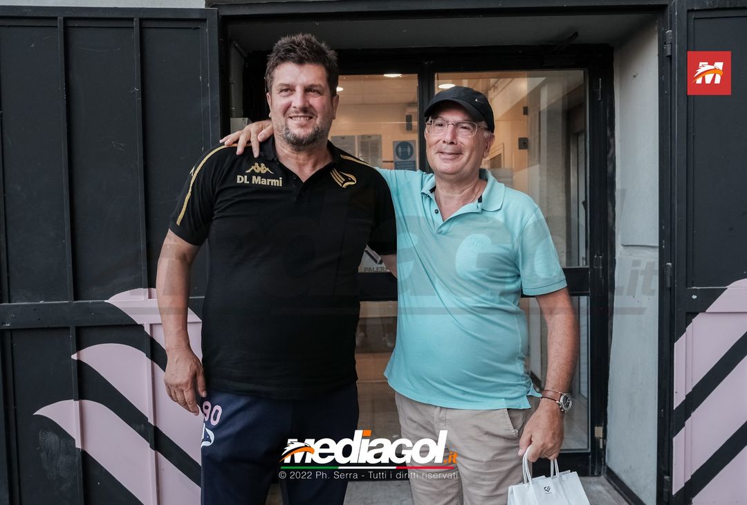 FOTO RITIRO PALERMO, Mister Baldini scatta selfie con i tifosi (Gallery) - immagine 7