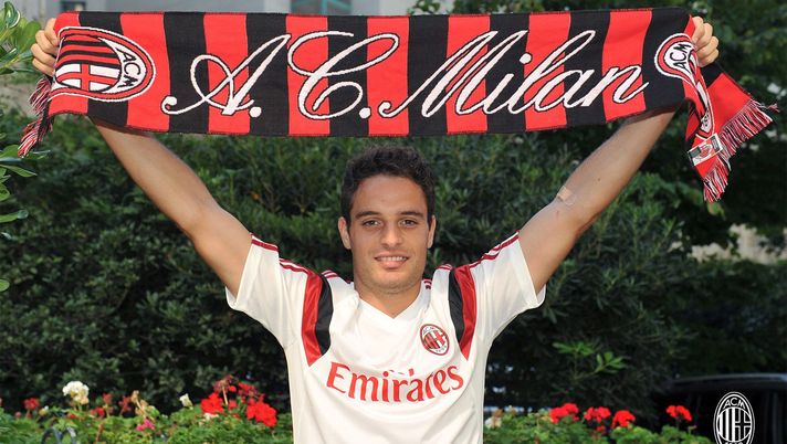 Giacomo Bonaventura, centrocampista del Milan, nel giorno del suo arrivo in rossonero nel 2014 (credits: acmilan.com) Giacomo Bonaventura, centrocampista del Milan, nel giorno del suo arrivo in rossonero nel 2014 (credits: acmilan.com)