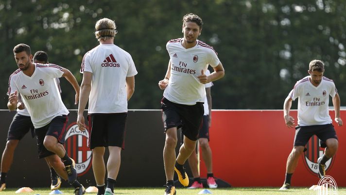 Locatelli e compagni che si allenano a Milanello, foto @acmilan