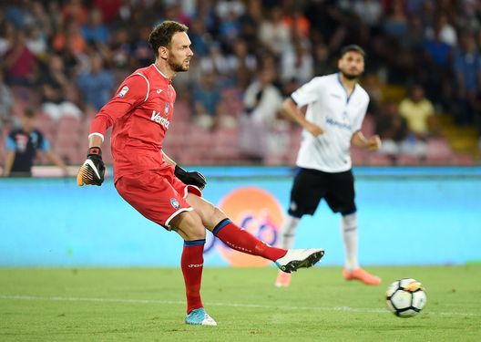  NAPLES, ITALY - AUGUST 27: Etrit Berisha of Atalanta BC in action during the Serie A match between SSC Napoli and Atalanta BC at Stadio San Paolo on August 27, 2017 in Naples, Italy. (Photo by Francesco Pecoraro/Getty Images) 