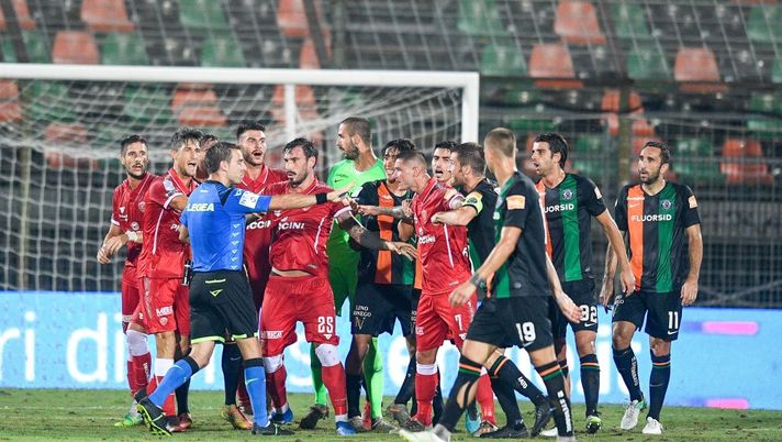 VENICE, ITALY - JULY 31: The referee Francesco Forneau discusses a possibility penalty for AC Perugia during the serie B match between Venezia FC and AC Perugia at Stadio Pier Luigi Penzo on July 31, 2020 in Venice, Italy.  (Photo by Getty Images/Getty Images for Lega Serie B) 