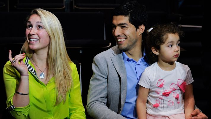 Cuori e fiori dall’Uruguay per l’anniversario: tutto l’amore di Suarez per Sofia, il like di Messi - immagine 1