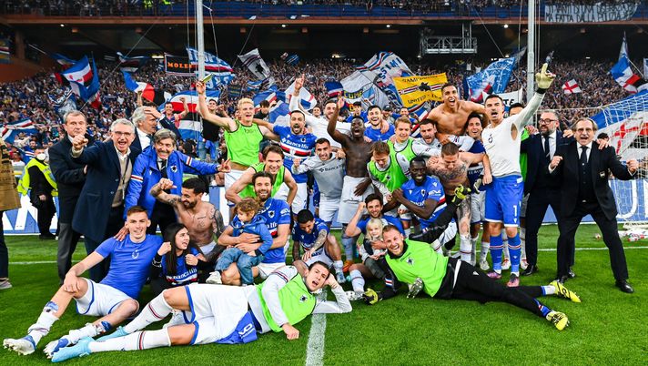 GENOA, ITALY - APRIL 30: Players of Sampdoria celebrate after the Serie A match between UC Sampdoria and Genoa CFC at Stadio Luigi Ferraris on April 30, 2022 in Genoa, Italy. (Photo by Getty Images) E intanto la Samp “fischietta” la sua salvezza ottenuta - immagine 1