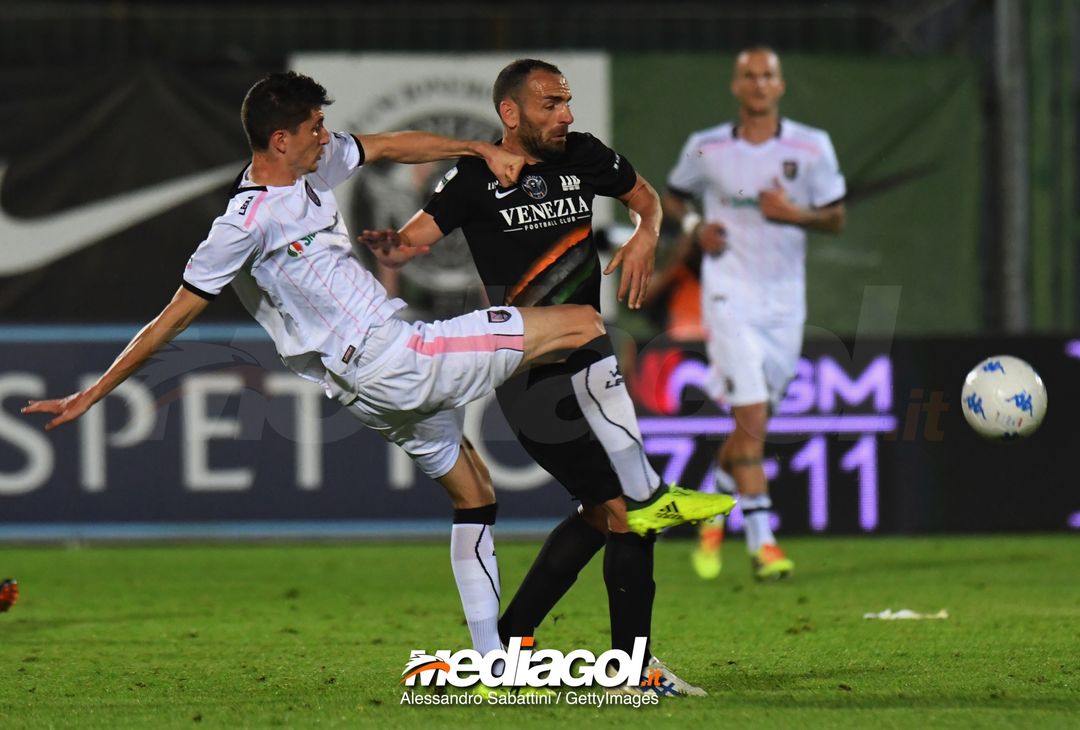  VENICE, ITALY - APRIL 27: Stefano Moreo of US Citta di Palermo competes for the ball whit Agostino Garofalo of Venezia FC during the serie B match between Venezia FC and US Citta di Palermo at Stadio Pier Luigi Penzo on April 27, 2018 in Venice, Italy.  (Photo by Alessandro Sabattini/Getty Images) 